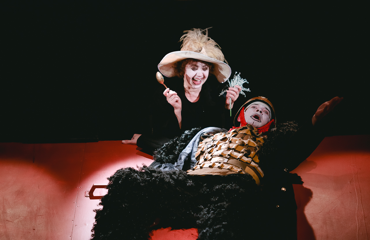Спектакль мамаша. Бертольд Брехт "мамаша Кураж". «Мамаша Кураж и её дети» (1939 г.). Мамаша Кураж и её дети спектакль. Катрин мамаша Кураж.